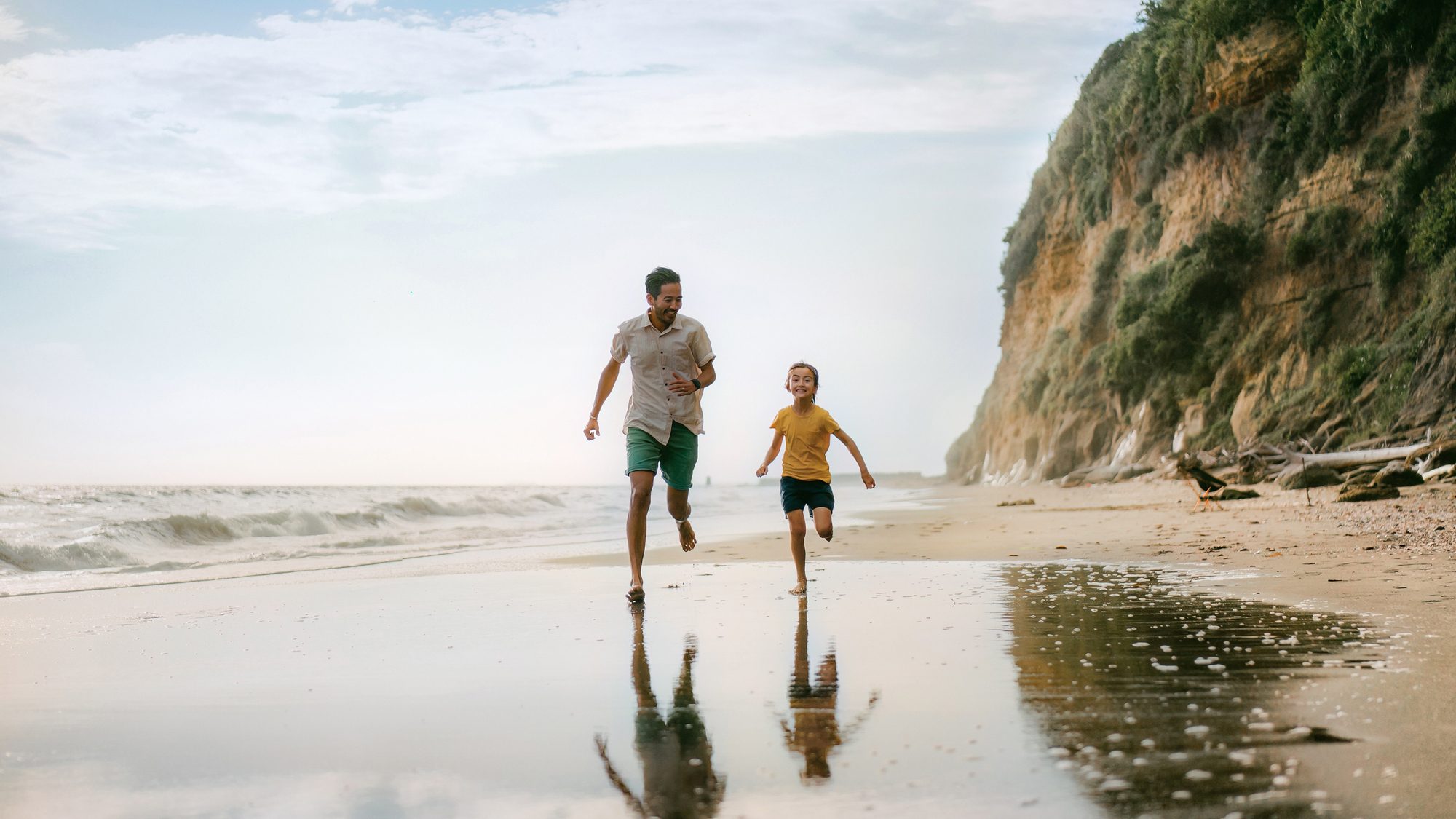 [PWM] Father and daughter running on beach